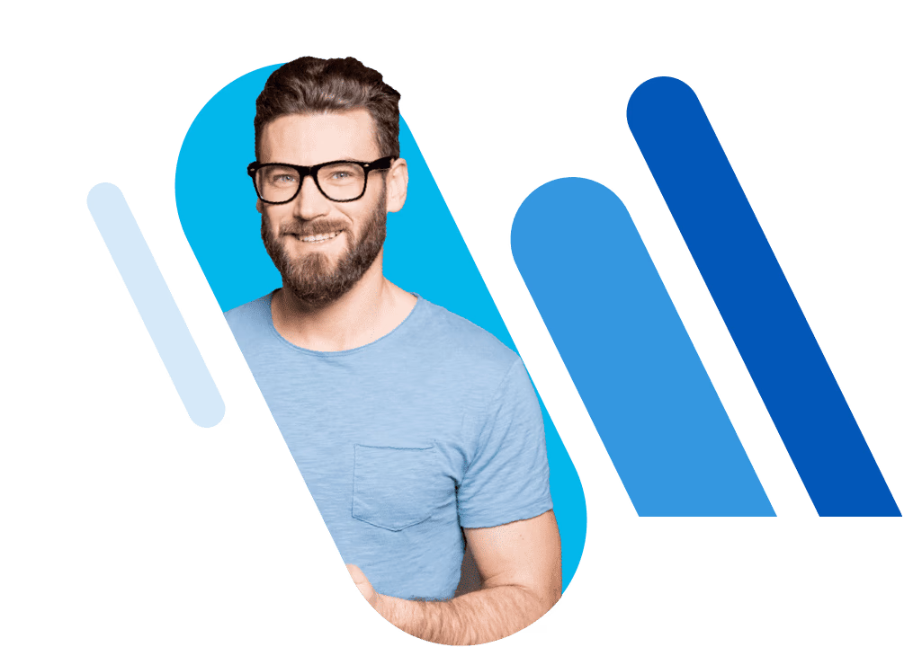 Un homme barbu portant des lunettes et un t-shirt bleu clair