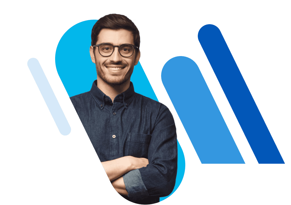 Un jeune homme souriant, portant des lunettes